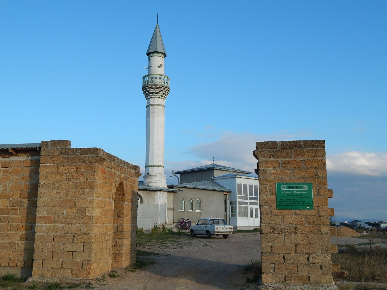 Вооруженные силовики РФ захватили 100 мусульман в крымской мечети: людей пытались увезти на автобусах - Курбединов