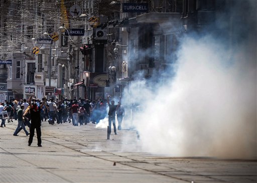 В Турции, в результате столкновений с полицией погибли 6 протестующих, десятки ранены 