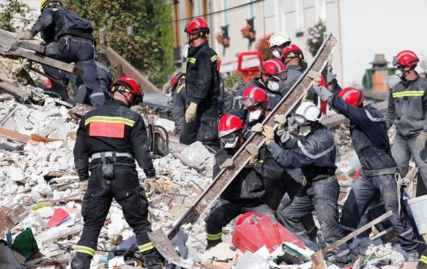 Во Франции обрушился жилой дом. Спасатели ищут мать и ребенка