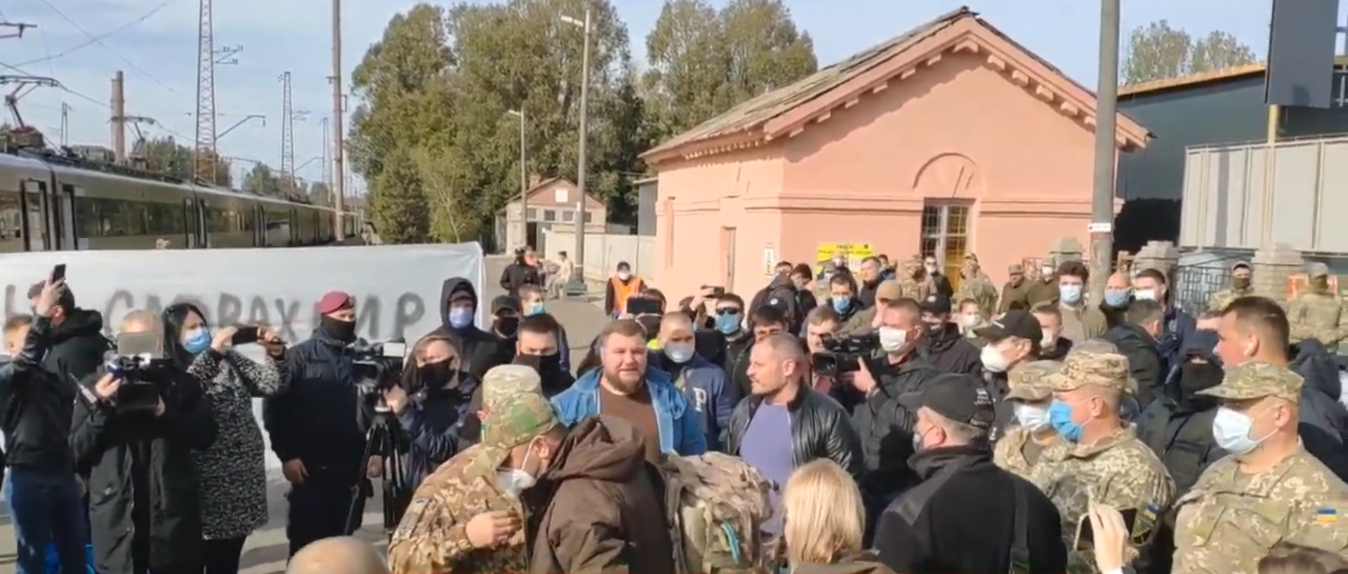 На Донбассе "слугам народа" устроили "теплый прием": видео перепалки с бойцами АТО попало в Сеть 