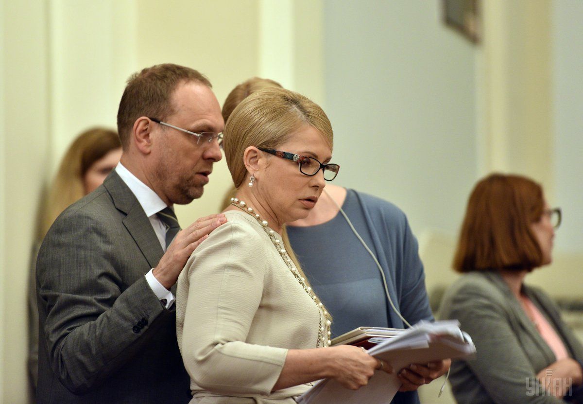 СМИ: Тимошенко и Власенко получили 300 млн гривен от компании, связанной с Януковичем