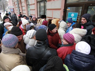 Волонтеры: Харьков из-за потока беженцев превращается в перевалочный пункт
