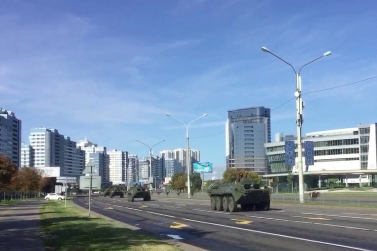 ​В центр Минска стягивают БТРы и внутренние войска перед Маршем справедливости - готовится разгон