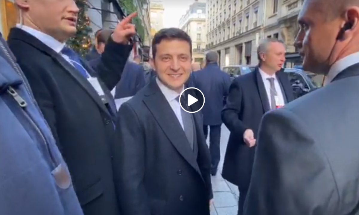 На видео попал знаковый момент с Зеленским перед встречей с Путиным в Париже: "Поехали!"