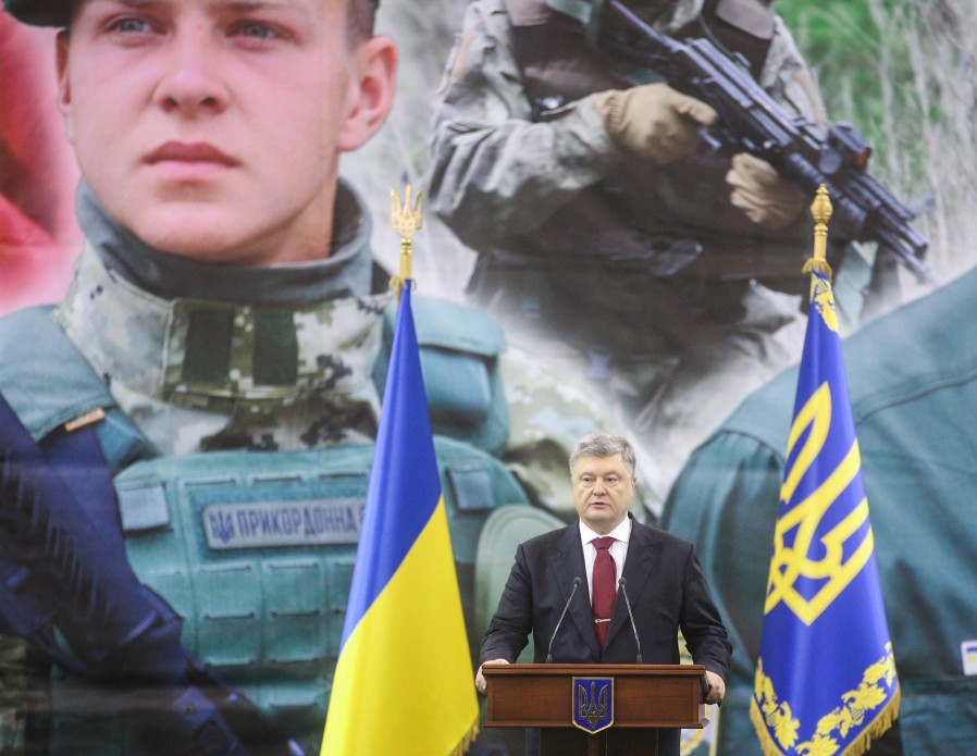 Петр Порошенко: "Худшее позади, 2014 год никогда больше не повторится, руководство государства и вооруженные силы готовы к любому сценарию"