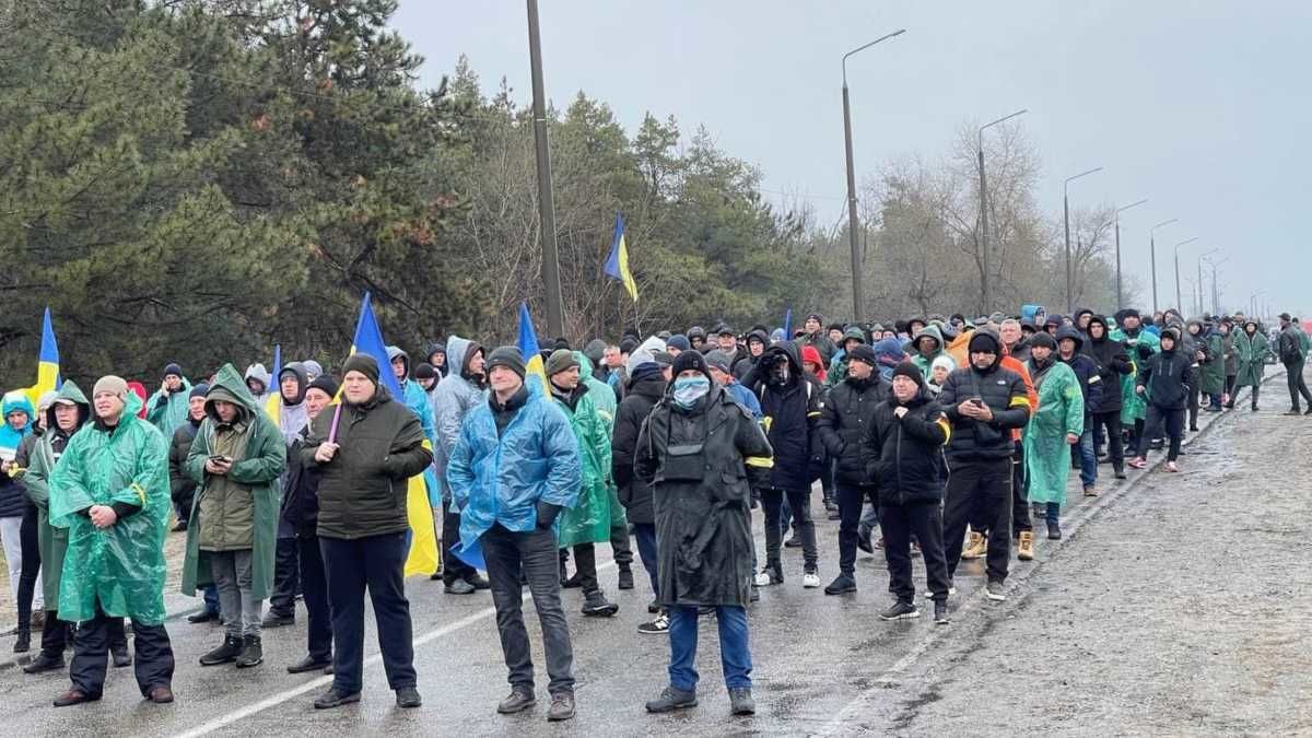 Российские оккупанты открыли огонь по тысячам людей, перекрывшим им дорогу в Энергодар, – видео