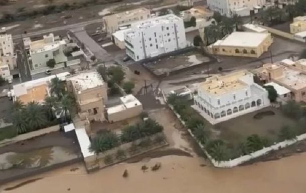В Омане из-за катастрофического наводнения погибли уже 17 человек: в Сети появились кадры стихии