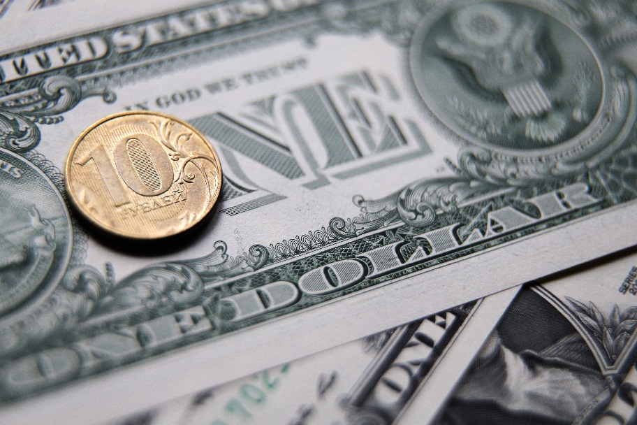 Российские банки готовятся к девальвации: новые санкции США "добьют" рубль
