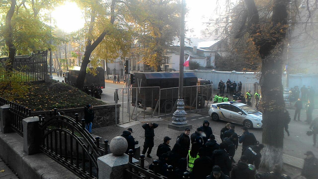 Протесты в Киеве: военные стягивают к Верховной Раде технику, активистов предупреждают о готовящихся провокациях