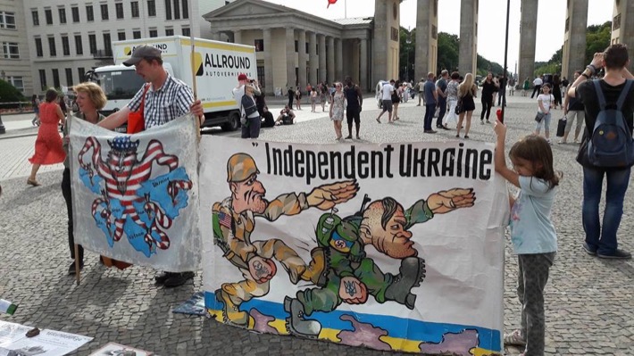 В центре Берлина устроили наглую антиукраинскую акцию с фашистами, военными США и флагом "ДНР": очевидцы опубликовали фото - назревает скандал