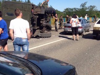 Под Харьковом в ДТП попал грузовик с военными