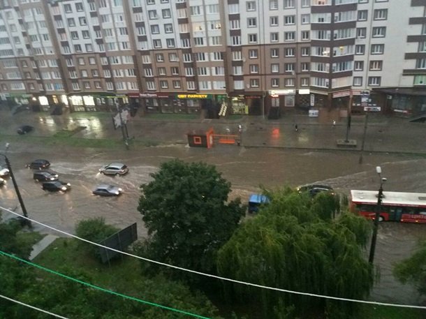 Ивано-Франковск затопил сильный ливень: в городе парализовано движении на нескольких центральных улицах - кадры