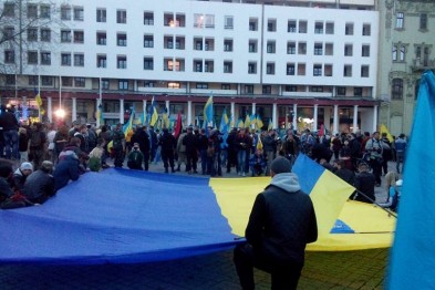 На Греческой площади в Одессе все-таки провели панихиду. Сотни человек стали на колени в память о погибших 2 мая