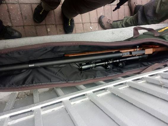 ЧП под Радой: полиция задержала мужчину со снайперской винтовкой и пистолетом – кадры