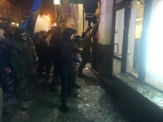 СМИ опубликовали шокирующее видео погрома в центре Киева: российский Сбербанк просто уничтожен 