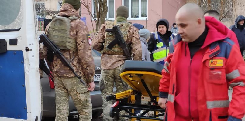В Одессе вооруженный военный взял в заложники знакомую с ребенком и заявил, что покончит с собой