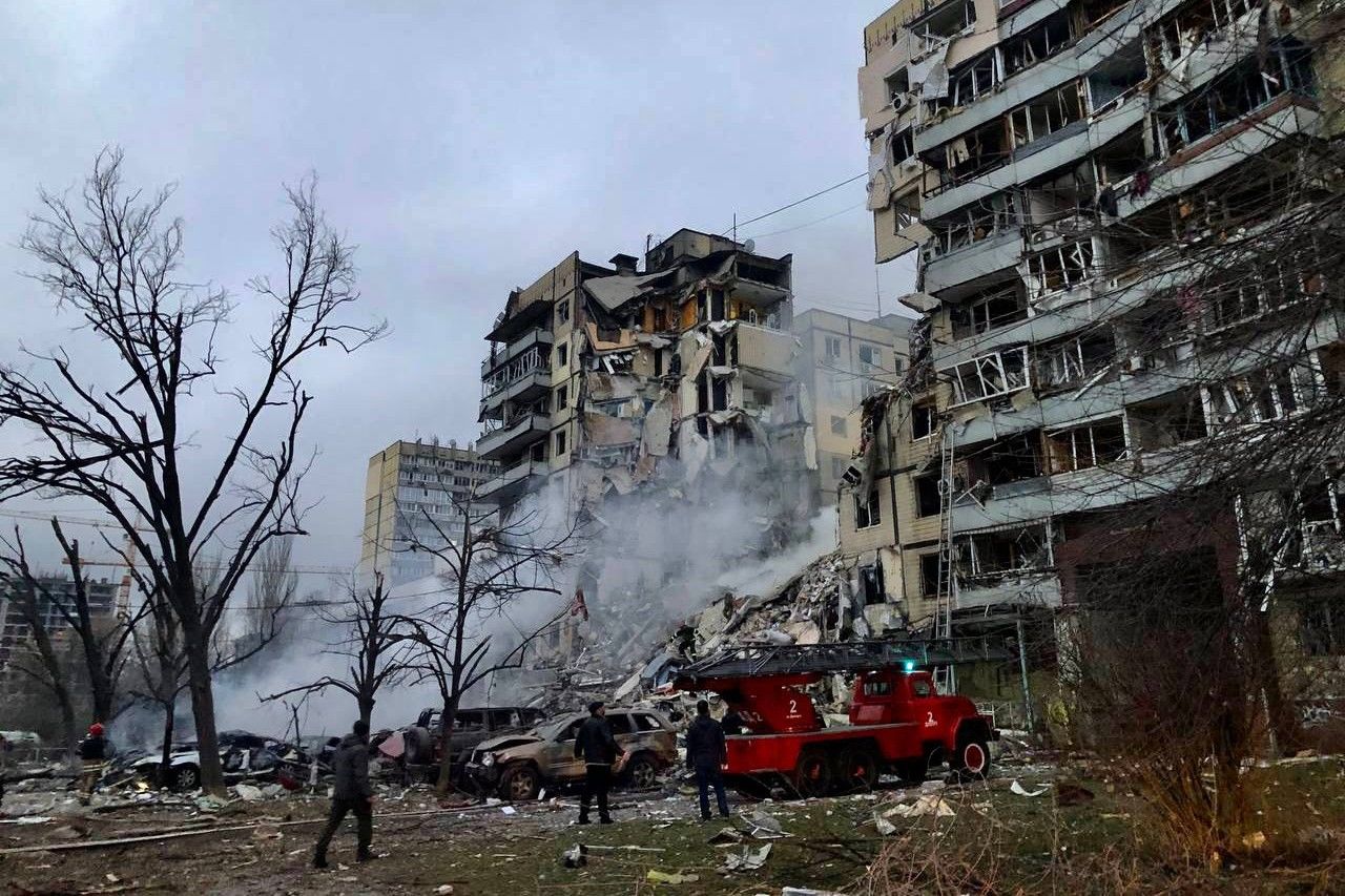​Удар по Днепру: из-под завалов 9-этажки слышны крики людей, спасены 15 пострадавших