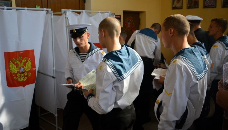 Курсантов Нахимовского училища "под конвоем" майора привели голосовать на участок в оккупированном Севастополе