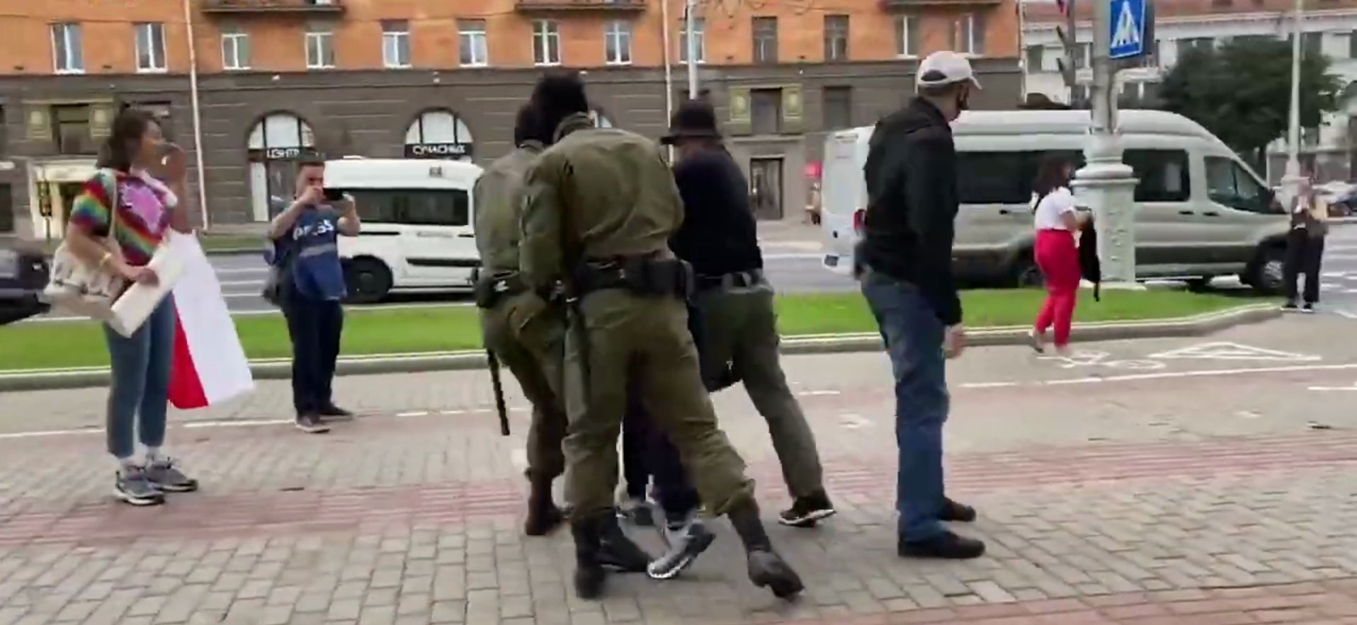 В Минске силовики задержали студентов МГЛУ - кадры облетели Сеть