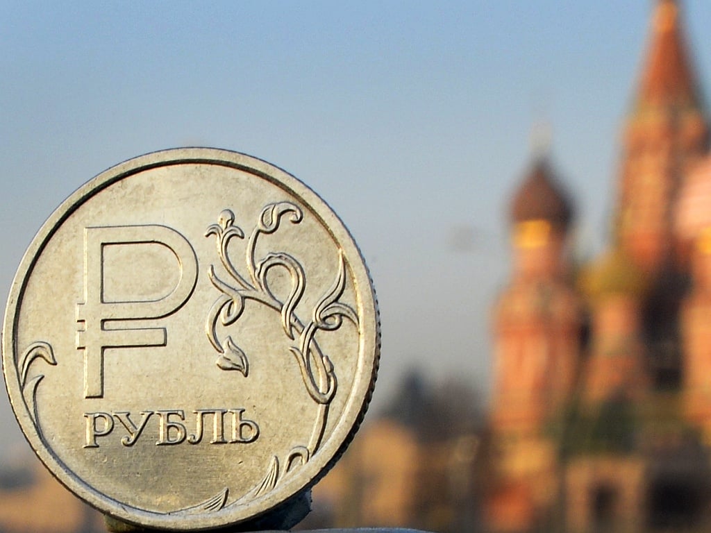 Российский рубль начал стремительное падение на фоне нападения на украинский корабль