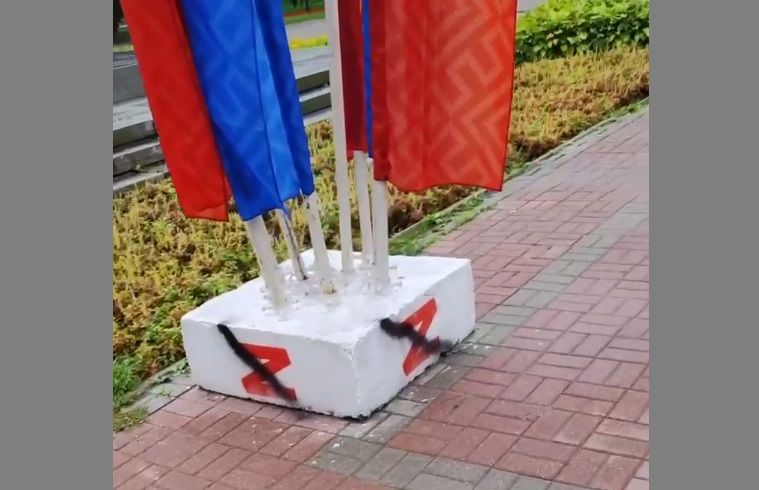 В Калуге в День флага России перечеркнули символы Z на флагштоках – у участников "СВО" сильно "бомбануло"