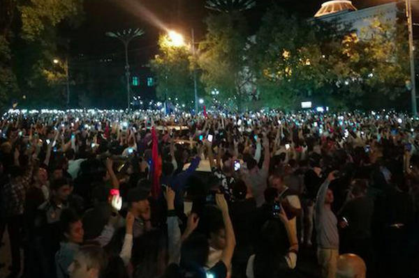 Депутаты Армении сдались под давлением 50-тысячной толпы Пашиняна - выборы назначены