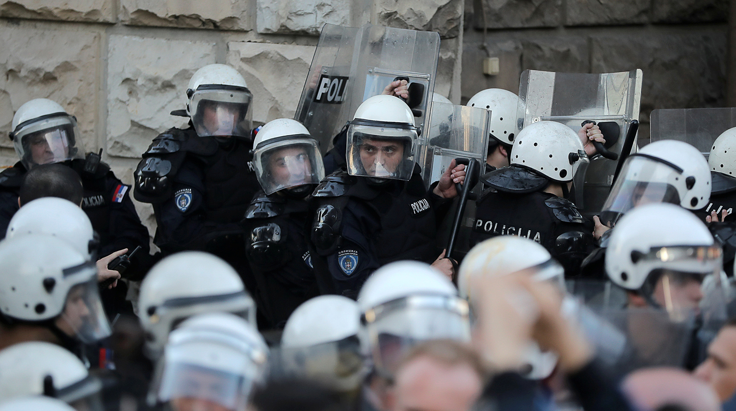 Протестующие в Белграде штурмуют полицейский участок: озвучены требования активистов