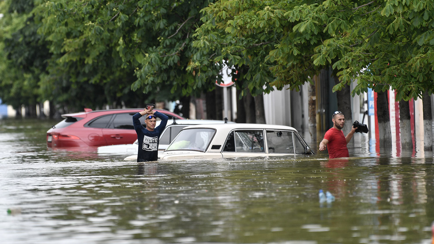 Потоп в Крыму: мощный поток воды унес двух женщин, людей экстренно эвакуируют