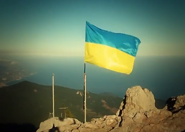 Фото с флагом Украины привело к аресту трех жителей Крыма