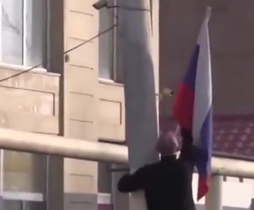 Жители Гюмри начали срывать российские флаги