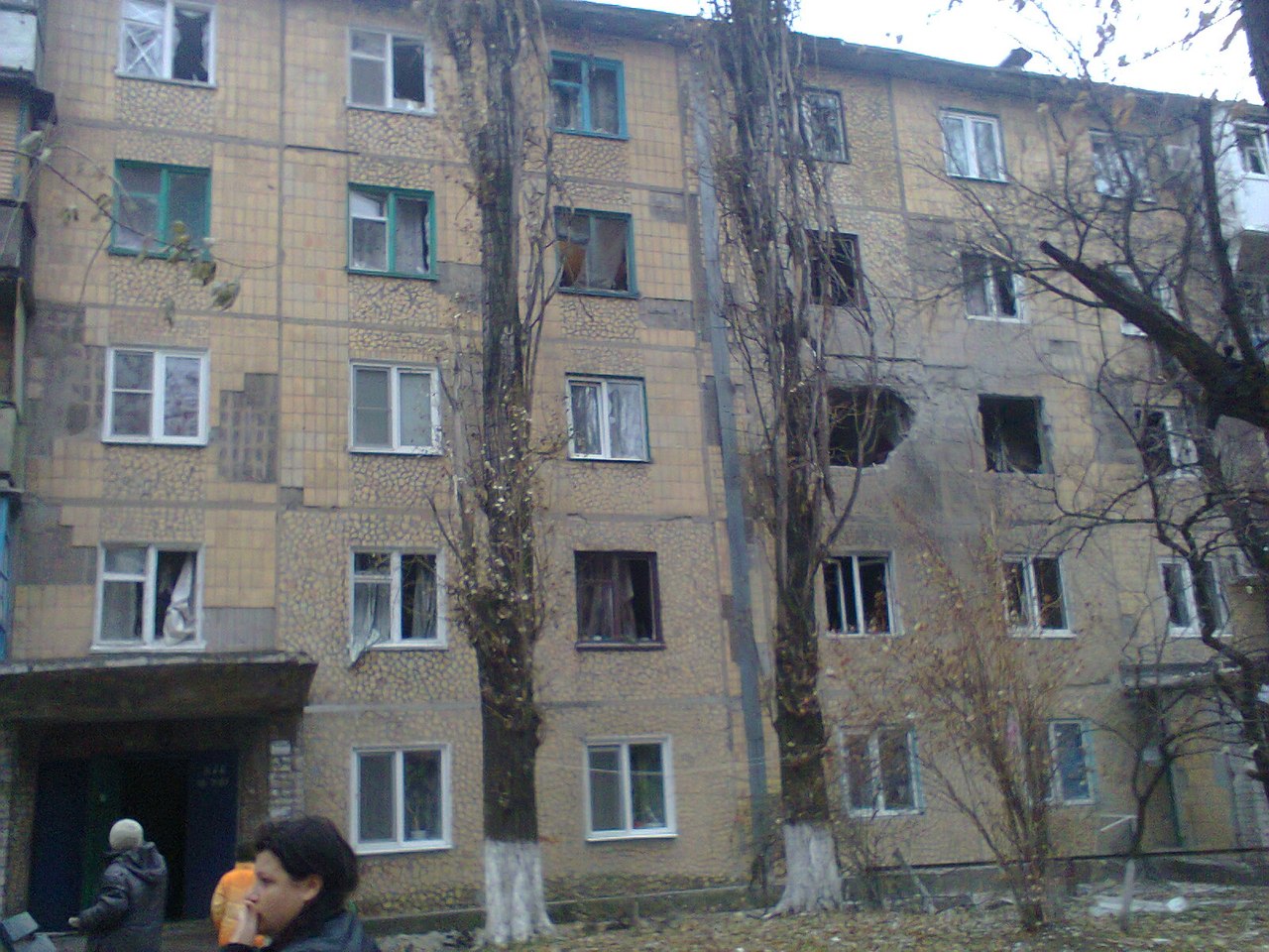 Как выглядит Авдеевка после вчерашнего обстрела: дыры, вместо квартир и рухнувшие балконы