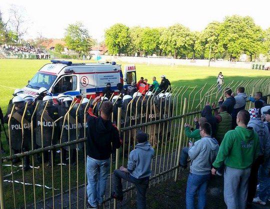 В Польше поднялся бунт футбольных фанатов: полиция нечаянно застрелила болельщика на стадионе  
