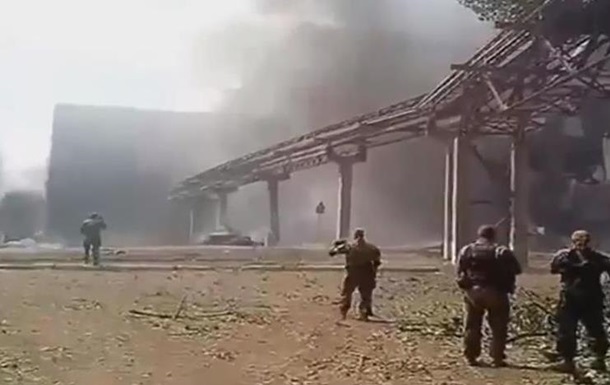 ​Луганская ТЭС во время обстрела: пелена дыма, пробитые трубы и горящий газ