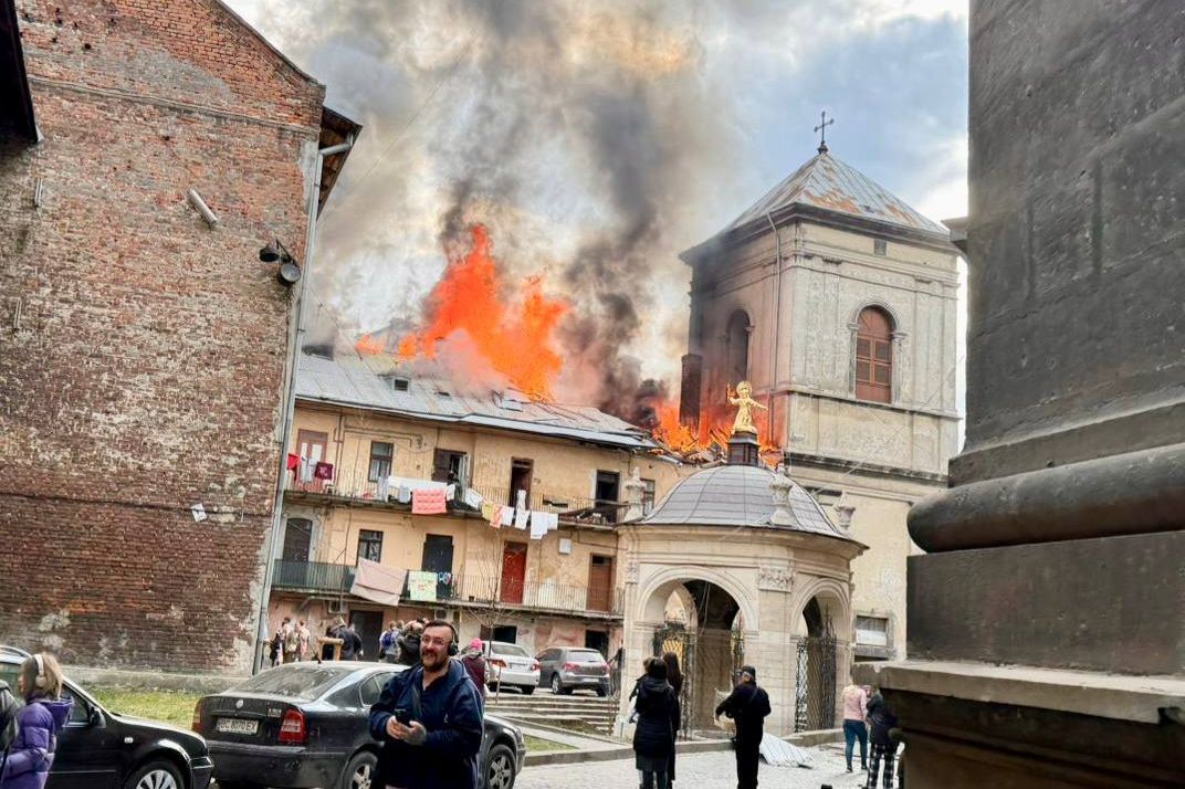 ​РФ обрушила ударные дроны на центр Львова: горят жилые дома, много пострадавших