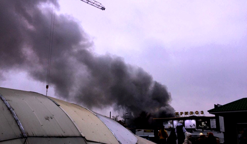 В Сети обнародованы кадры жуткого пожара на Привозе: известный одесский рынок покрылся черным дымом