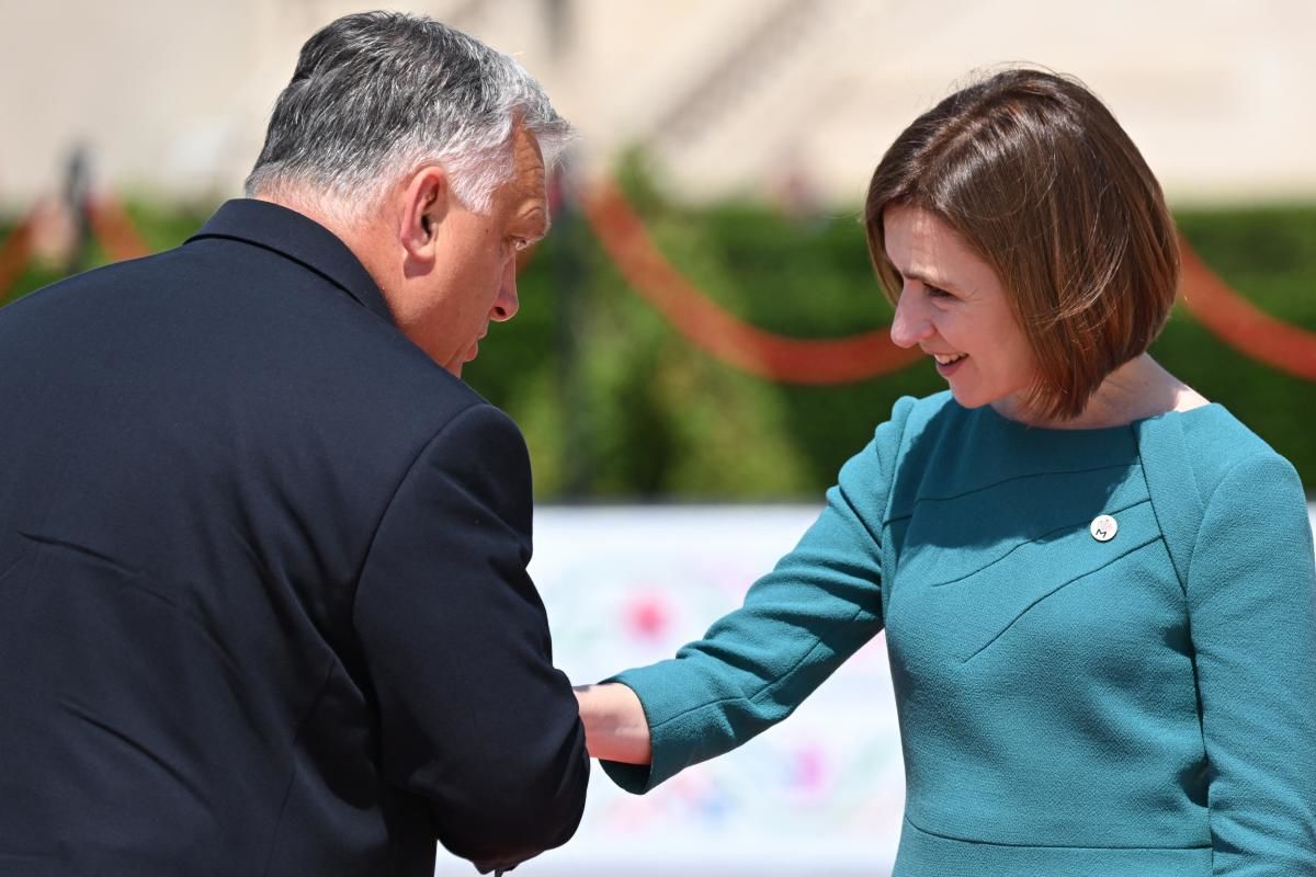 Санду не разрешила Орбану поцеловать свою руку - реакция растерянного премьера