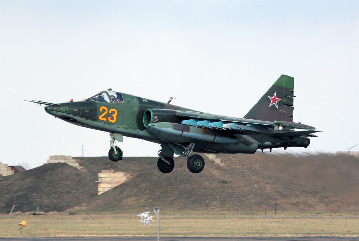 Два постріли – два влучення: у Мережі з'явилися кадри знищення ЗСУ російських Су-25