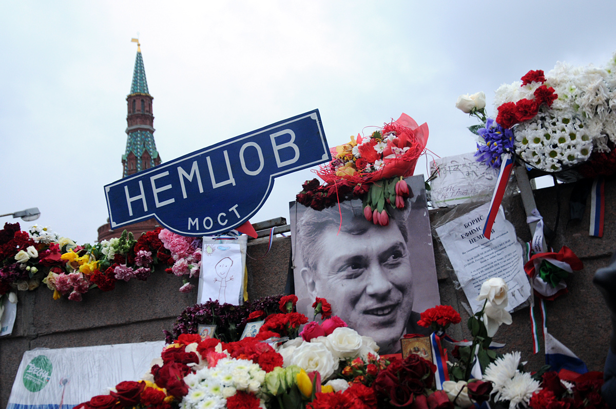 Провокация на месте убийства Немцова: боевик батальона "Восток" хамски плюнул на фото погибшего политика и обматерил активистов
