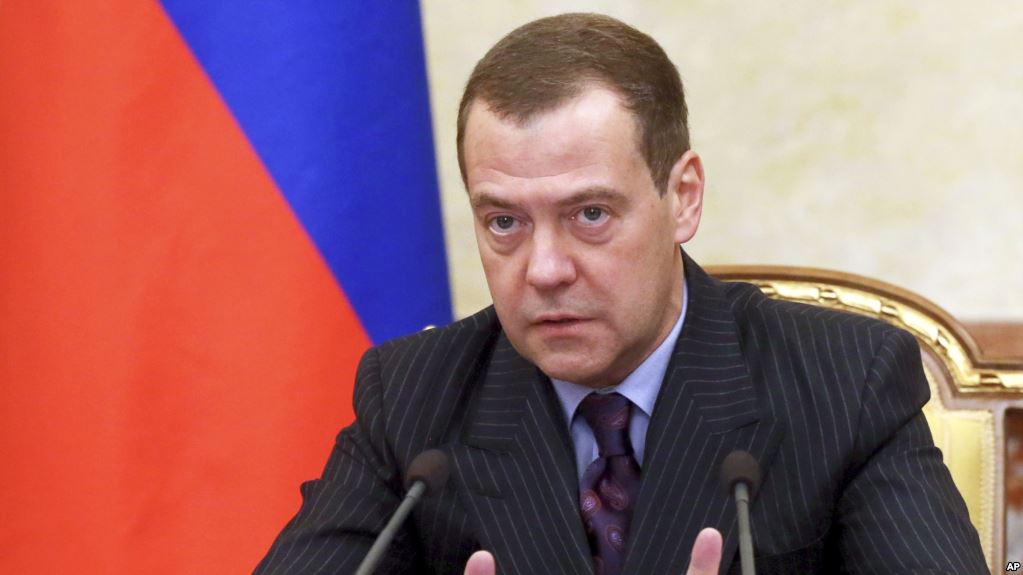 "Ограничение нашей экономической мощи", - Медведев пригрозил войной США из-за новых санкций