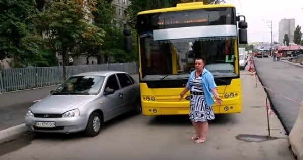 В Киеве водитель троллейбуса разогнала авто-хамов