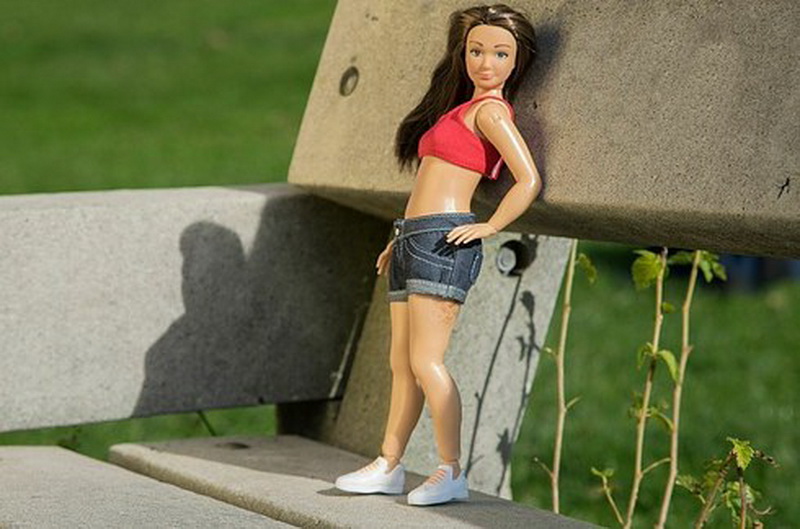 В США меняют стандарты красоты: новая кукла Барби имеет "нормальные" формы и "типичные" косметические дефекты