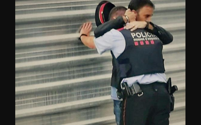 Интернет "порвала" фотография испанского полицейского в Каталонии, который нежно обнимал коллегу и рыдал от безысходности