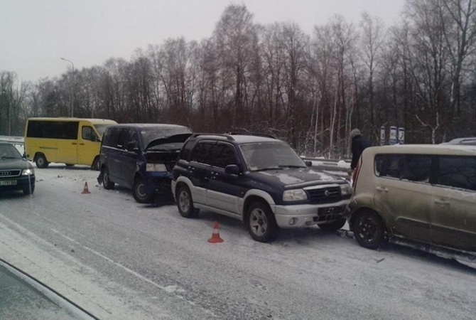 Масштабное ДТП в Житомирской области: 14 машин устроили жуткое столкновение на заснеженной трассе - опубликованы кадры с места ЧП