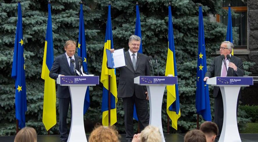 "Ніхто і ніщо вас не переможе", - Туск заговорил на украинском, торжественно вручая Порошенко документ об ассоциации Украины и ЕС, - кадры