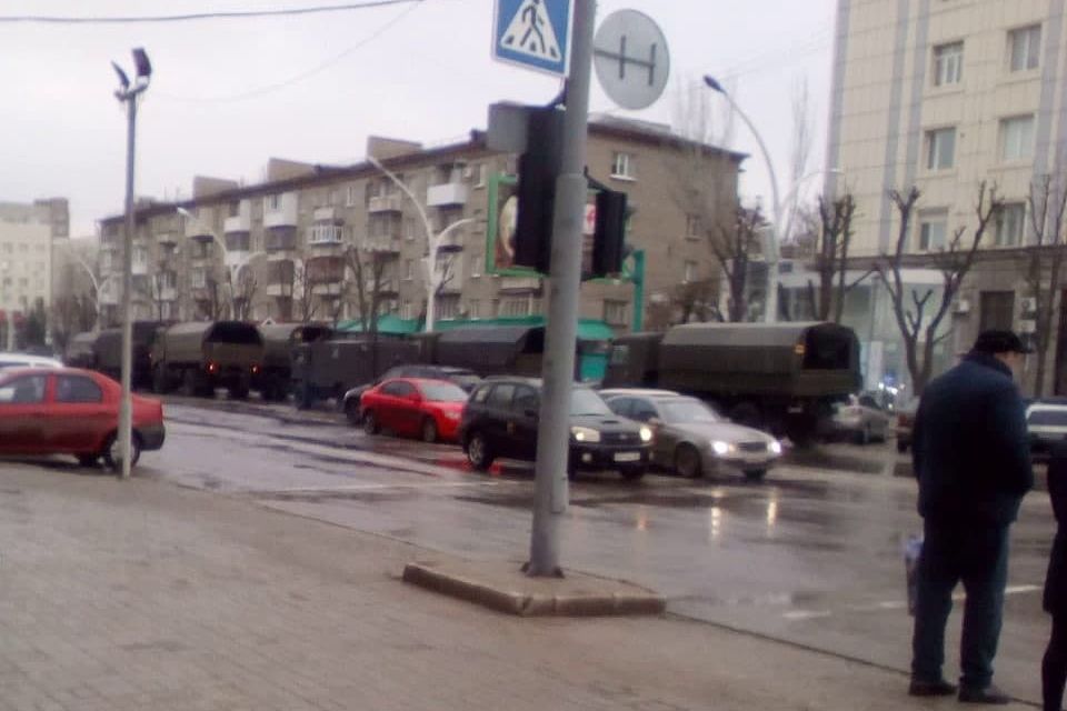 По Луганску прошла колонна российской военной техники, боевики угрожают ВСУ: "Есть чего бояться"
