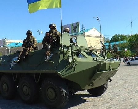 Военная церемония в Харькове: Нацгвардия, БТР и ГАИ