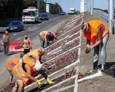 Радости на лицах не видно: в Сети показали, как в оккупированном Донецке готовятся к Дню шахтера, - кадры