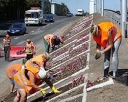 Радости на лицах не видно: в Сети показали, как в оккупированном Донецке готовятся к Дню шахтера, - кадры