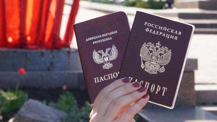 Ускорила ли РФ паспортизацию Донбасса: в "Л/ДНР" проболтались о числе выданных документов 