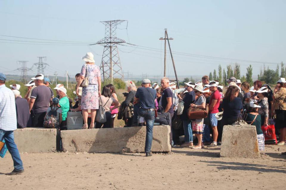 “Шмонают до трусов мужиков, а у женщин сумки выворачивают на капот", - соцсети сообщают о нововведениях на блокпостах на Донбассе